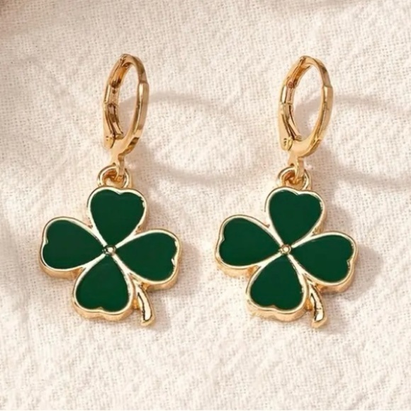 ✨Modcloth Paddy Green Shamrock Earrings - Picture 2 of 7